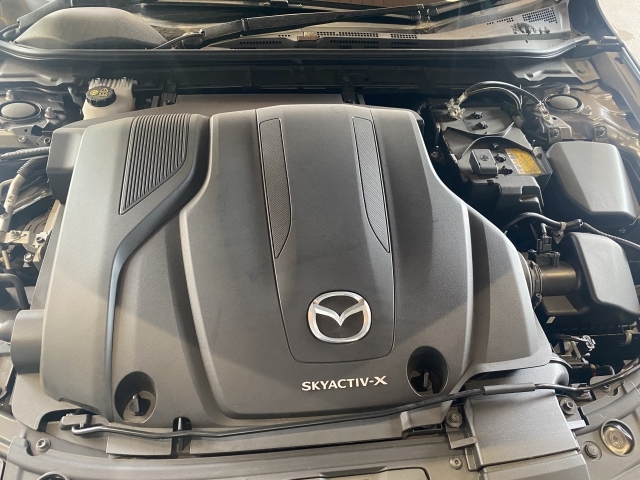 スカイアクティブXは、力強いトルク、リニアで正確なレスポンス、高回転までスムーズに伸びていく爽快な加速感など、ディーゼルエンジンとガソリンエンジンのメリットを兼ね備えているエンジンです。