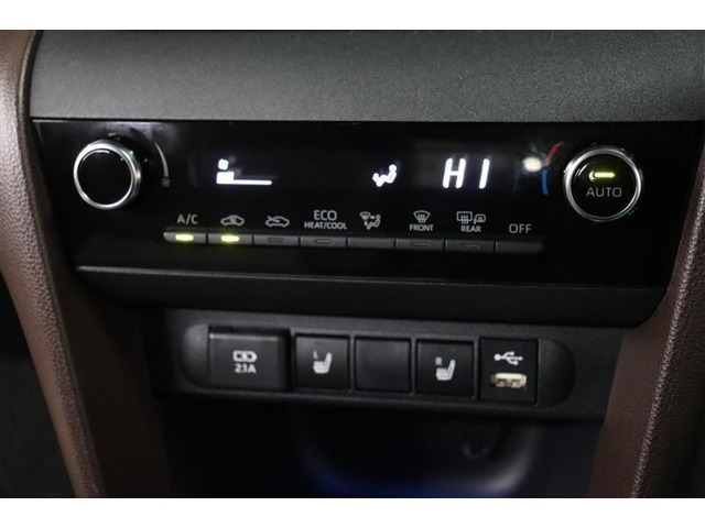 室内を快適温度にするオートエアコン！スイッチもシンプルで操作しやすく、オールシーズン快適なドライブに出かけられますね♪