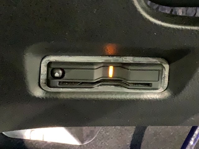 いまや快適なカーライフに欠かせないETCが付いています。
