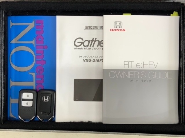 スマートキーは鍵をバッグに入れたままでもドアロックの開閉やエンジンのON・OFFができます。夜間や雨の日も鍵を探さなくて良いので便利です。