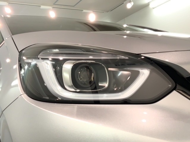 LEDヘッドライトは、点灯の瞬間から最大光量を発揮し、突然暗くなるトンネルなどでの安定感を高めます。