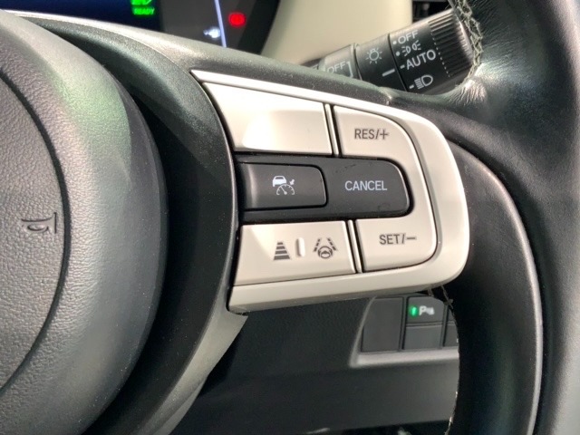 クルーズコントロールを装備しています。高速道路などで一定の速度で走ってくれるので運転が楽ですよ！速度を設定できますので、スピードの出しすぎにも注意できます。