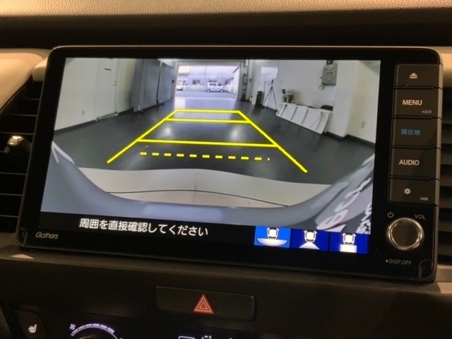 リバースギアに入れるだけで後方の表示へ切り替わります。夜間や雨の日の駐車も楽になりますよ。