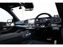 最寄りのメルセデス正規ディーラーにて保証継承して頂ければ令和8年11月まで、走行距離は無制限にて保証が受けられる新車保証が付帯します