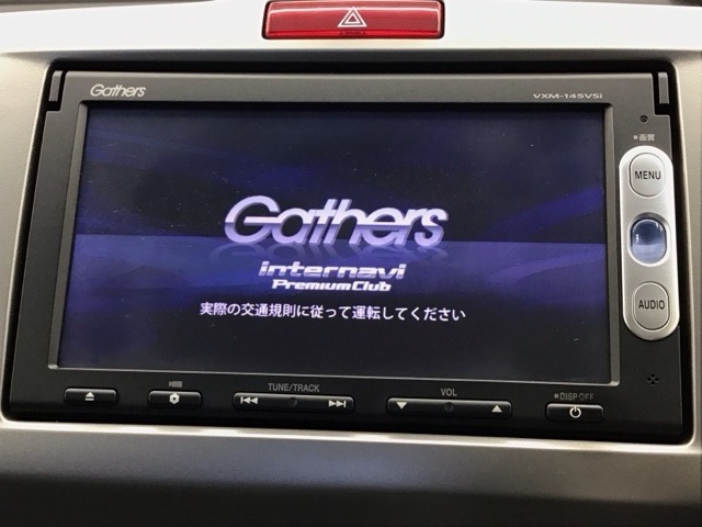 ホンダ純正ギャザズメモリーインターナビ付きです！CD・DVD再生、ワンセグTV視聴、Bluetooth接続可能です！