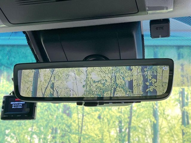 デジタルインナーミラー】後席の大きな荷物や同乗者で後方が確認しづらい時でも安心！カメラが撮影した車両後方の映像をルームミラー内に表示。クリアな視界で状況の確認が可能です！