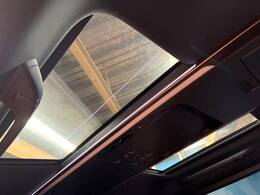 【ガラスルーフ】ガラスルーフ搭載で車内の解放感が一気にアップ！開放的なドライブをお楽しみいただけます。