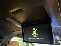 【フリップダウンモニター】家族や友人とお出かけする機会が多い方に大人気のフリップダウンモニター！大画面モニターで車内はエンタメ空間！退屈しがちな長距離ドライブも楽しい時間に変わります！