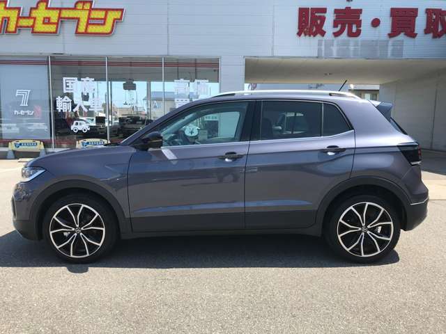 お客様に当店を通して輸入車を初めて購入する機会を舞台と捉え、厳選された上質な輸入中古車と、それに伴う高級感あるショールームで特別な高揚感を体感していただきたいと思っています。