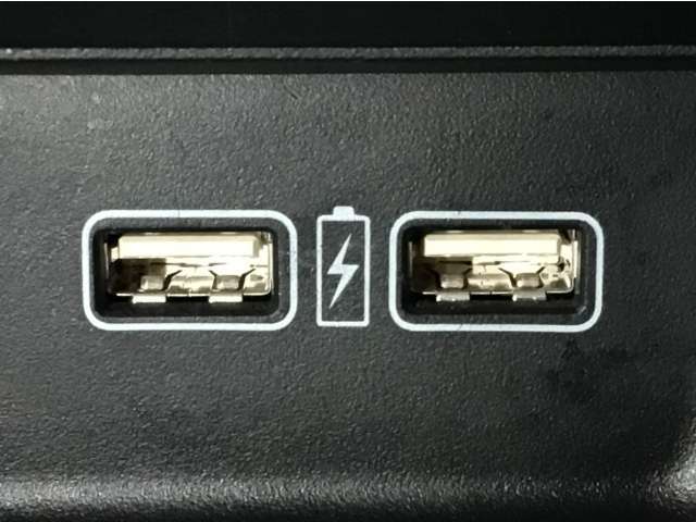 充電用USBジャックを2個装備！iPhoneはもちろん少しアンペアが高めのiPadも充電することが出来ます（運転しながら充電できます）
