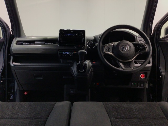 【前方視界】開放的な前方視界！運転がしやすく疲れにくいです♪窓が大きく、見通しがとっても良いおクルマですよ♪