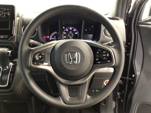 運転にかかわる様々な操作を安全に行えるように視点移動が少なく操作性に配慮されたスイッチ類が凝縮されたコクピットです。