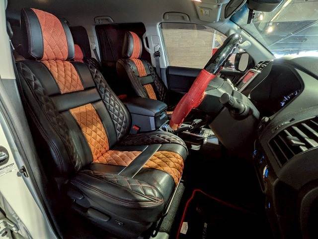各ブランドのシートカバーの取り扱いもございます。また、弊社オリジナルフロアマットもご用意しております
