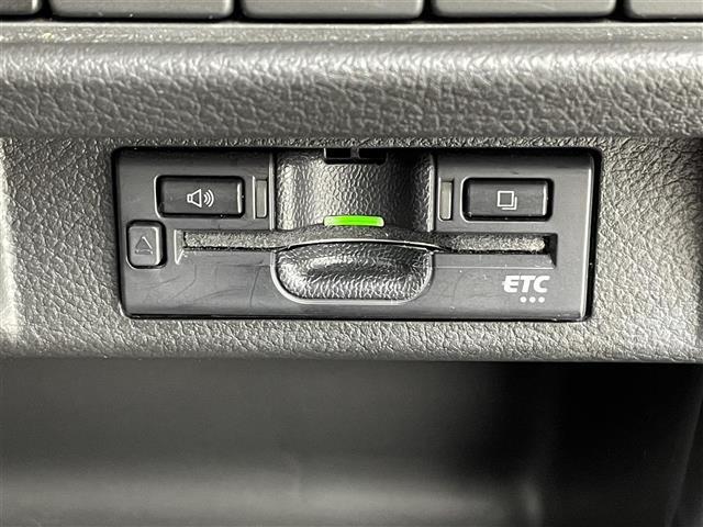 【ETC】有料道路を利用する際に料金所で停止することなく通過できる、ETC車載器（ノンストップ自動料金収受システム機器）が装備されています。セットアップを行うことで利用可能になります。