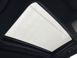 【サンルーフ】開放感たっぷりの希少装備、サンルーフが装着されています！車内に明かりを取り入れたり景色を楽しむ以外にも、車内の空気も簡単に換気できて快適です！