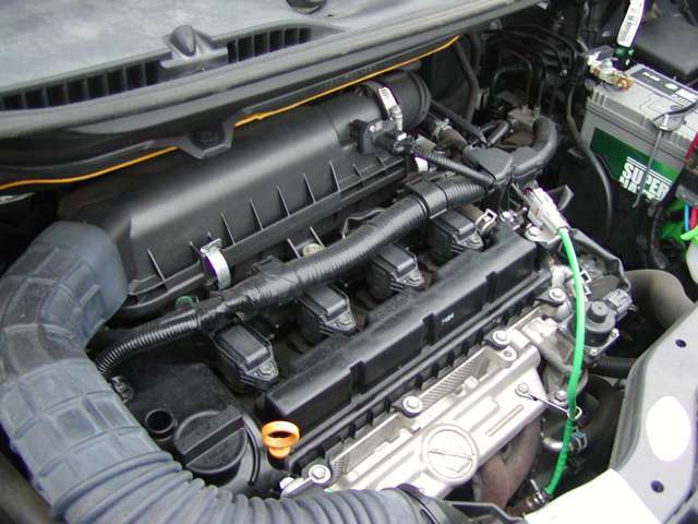 大型サービス工場(運輸局認定整備工場完備)完備！！車検・定期点検・板金塗装等アフターサービスもヤマミにお任せください。フロント1名、整備スタッフ6名、板金塗装スタッフ3名おります