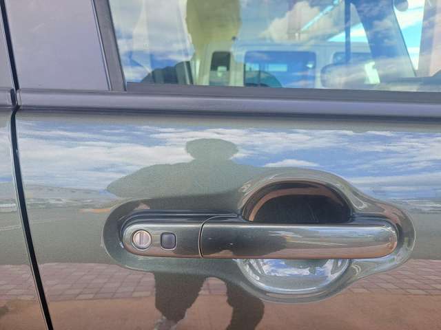 グリップ式なので女性の方でも爪を気にすることなく車にお乗り頂けます。