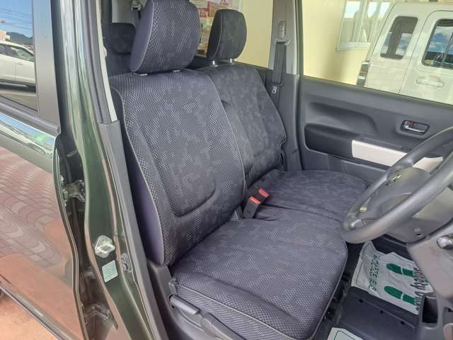 フロントベンチシートなので、運転席広々、助手席も広々！