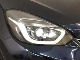 【LEDヘッドライト】大光量で夜道や雨の日の安心感を高めるLEDヘッドライト。周囲の明るさに応じて自動点灯・消灯/ライトの消し忘れも防げるオートライトコントロール付！