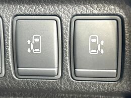 【両側パワースライドドア】スマートキーや運転席のスイッチで後席両側スライドドアの開閉が可能♪電動だから力を入れてドアを開ける必要が無く、小さなお子様でも簡単に開け閉めでき快適です♪