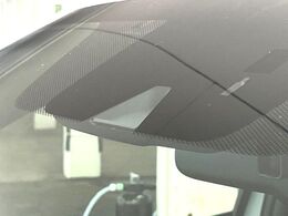 【三菱e-Assist】走行中に前方の車両等を認識し、衝突しそうな時は警報とブレーキで衝突回避と被害軽減をアシスト。より安全にドライブをお楽しみいただけます。