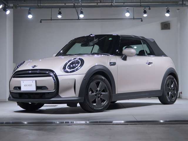 エンジンやトランスミッション、ブレーキ等の主要部分はご購入から2年間、走行距離無制限のメーカー保証。万一修理が必要な場合は新車保証同様に対応致します。全国正規ディーラー保証付きのお車です。
