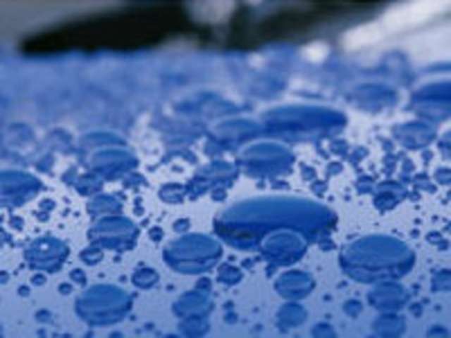 強固に結合する表面層の撥水（親水）成分と緻密なガラス質被膜構造がコーティング性能をより長く持続させます。
