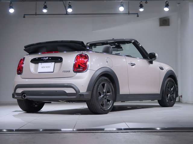 MINI NEXT品川では全国納車に対応しております。担当スタッフがご自宅にご納車をさせて頂いております。輸送会社任せで無く当社スタッフがお届けさせて頂きますので、安心してお買い求めいただけます。（別途有償）