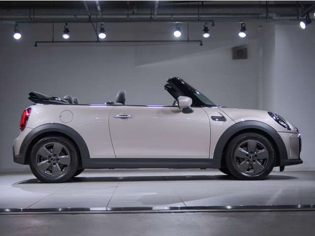 MINI認定中古車は360°チェックリストに従い徹底的にチェック。エンジンやトランスミッションの他、コンピュータシステムなどを詳細に点検。交換基準に達した部品は交換作業後にご納車いたします。