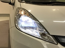 【HIDヘッドライト】夜道や雨天走行が明るく視界良好！！HID（ディスチャージ）ヘッドライト装備です！安心ドライブを楽しんで下さい♪明るいほうが、運転疲労を軽減できます♪