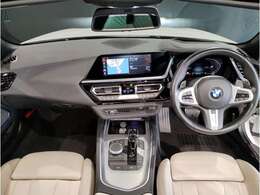 BMWの運転席はドライバーオリエンテッドという構造を採用。ドライバー目線の操作がしやすい設計になっており、ドライブ中にも目線の移動が少なく運転中にも簡単に操作ができます。