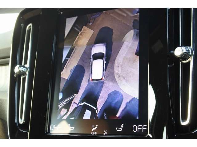 360°カメラで駐車も軽々と。後方含め、全4か所のカメラ映像を切り替えてご覧いただけます。