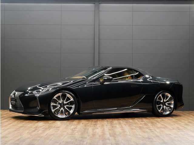 ■外装：グラファイトブラックガラスフレーク■内装：オーカー■HUDカラーヘッドアップディスプレイ■ビルトインETC2.0■純正アナログ式ウォッチ■パドルシフト■電動オープン■スマートキー2つ■カードキー