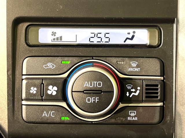 【オートエアコン】一度お好みの温度に設定すれば、車内の温度を検知し風量や温度を自動で調整。暑い…寒い…と何度もスイッチ操作をする必要はありません。快適な車内空間には必須の機能ですね♪