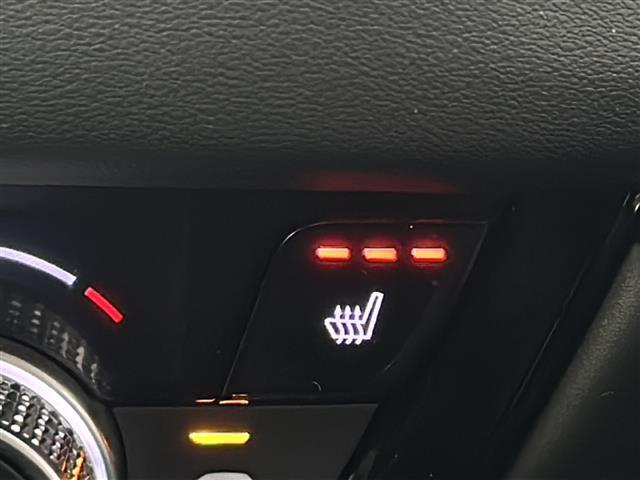 【シートヒーター】シートを温めてくれる暖房機器です。長時間座っていると負担が掛かりやすい背中や腰、または冬場などの寒い日に冷えやすい脚部に快適なぬくもりを伝えます。