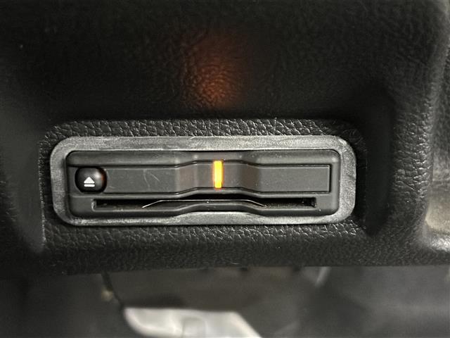 【ETC】有料道路を利用する際に料金所で停止することなく通過できる、ETC車載器（ノンストップ自動料金収受システム機器）が装備されています。セットアップを行うことで利用可能になります。