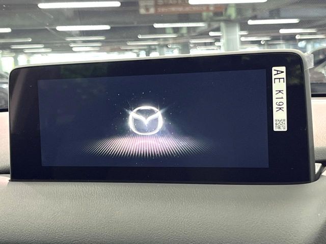 【8.8インチマツダコネクト】車内の雰囲気にマッチした大型のディスプレイ。スマホ接続でのナビ使用やBluetooth再生等、様々な機能が楽しめます。直感的なダイヤル操作が可能で、使い勝手も良好です。