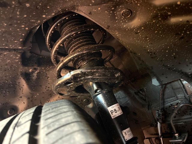 お車を安心してお乗りいただく為には、足回りの定期点検が欠かせません。サービスサポート（有償保証）では無料点検もご提供しており、安心のカーライフをお過ごしいただけるサポート体制が整っています。