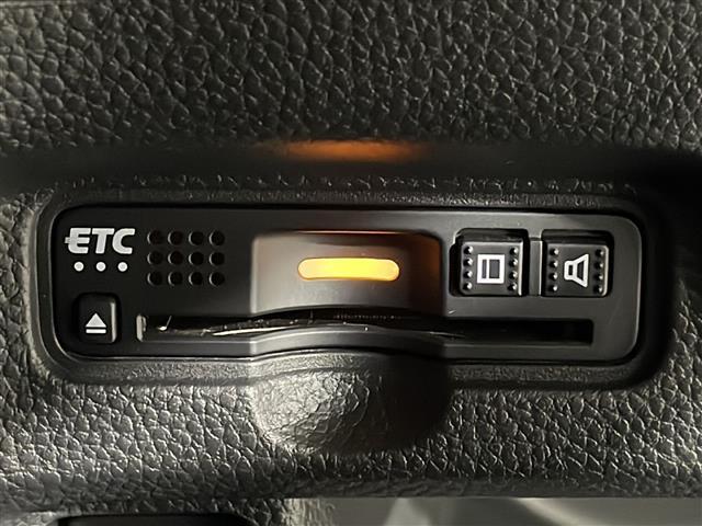 【ETC】有料道路を利用する際に料金所で停止することなく通過できる、ETC車載器（ノンストップ自動料金収受システム機器）が装備されています。セットアップを行うことで利用可能になります。