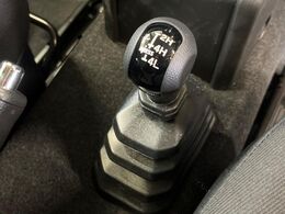 【パートタイム4WD】高い脱出性能を実現するパートタイム4WD。タフな路面も思いのままです。