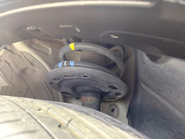 お車を安心してお乗りいただく為には、足回りの定期点検が欠かせません。サービスサポート（有償保証）では無料点検もご提供しており、安心のカーライフをお過ごしいただけるサポート体制が整っています。