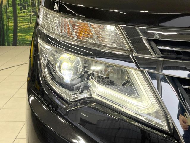 【HIDヘッドライト】非常に明るく前方を照らしてくれるので、悪天候や夜間の走行時も視界良好で安心してお乗りいただけます。