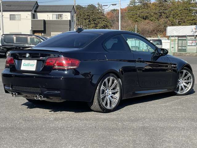 なかなか見ることのできないアンダーフロアですがスポーツカー選びの重要なチェックポイントです。当車両には、フロア・フレームに損傷、歪みなどもありません。