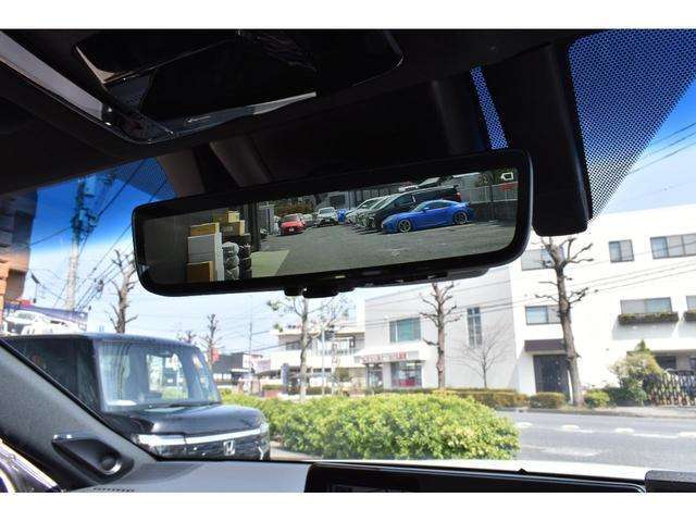 当該車両には、デジタルインナーミラーが装着されております！デジタルインナーミラーは通常のミラーに比べ、カメラによる映像のため、視界の鮮明度が高いです！駐車の際や車線変更時に特に活躍します！