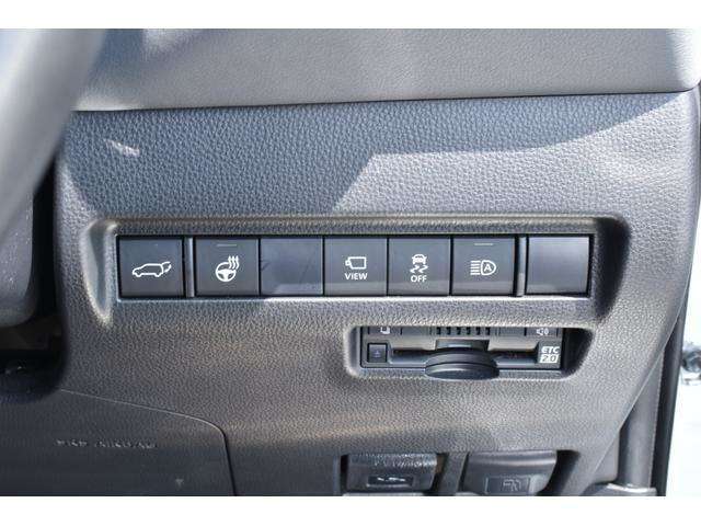 当該車両にはETC2.0装着されております。またETCカードの有無をボイスにてお知らせしてくれます。またステアリングヒーターなどのスイッチは傷や汚れがなく、非常にきれいな状態です。