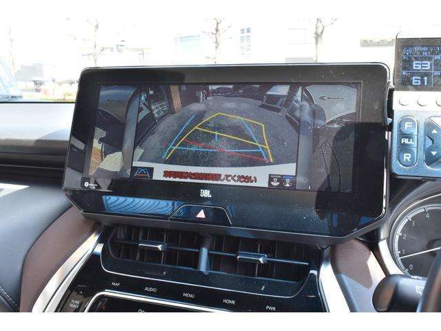 当該車両には、パノラミックビューモニターが装着されております。後方のみではなく前後左右の距離感を確認することが出来ます。非常に便利な機能で駐車時の不安を解消してくれます。
