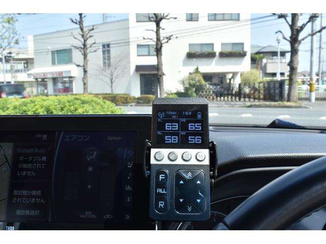 シフト周りも非常にきれいな状態です！！！スマートなデザインで操作性もいいです！！またエアサスペンションのリモコンも装備されており、スムーズに車高の調整が可能です！！