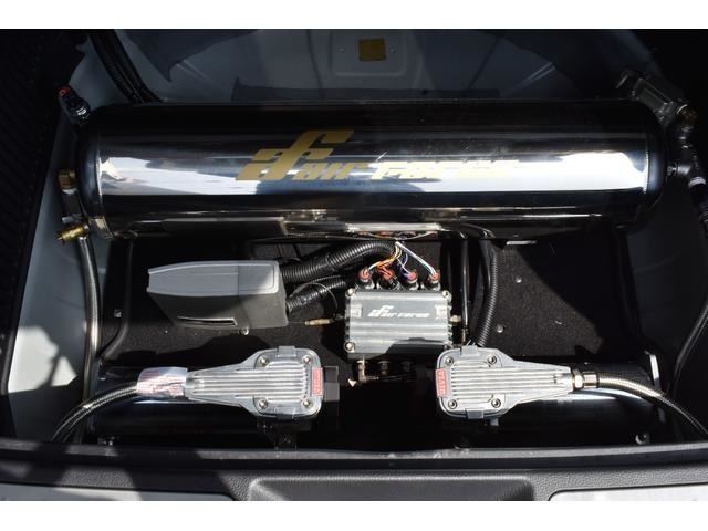 当該車両には、エアフォースのエアサスペンションが装着されております！お手元のリモコンにて自由に車高が調節可能です！ハリアーの高級感に加えて迫力ある車高によりカッコよさをさらにアップさせます！！