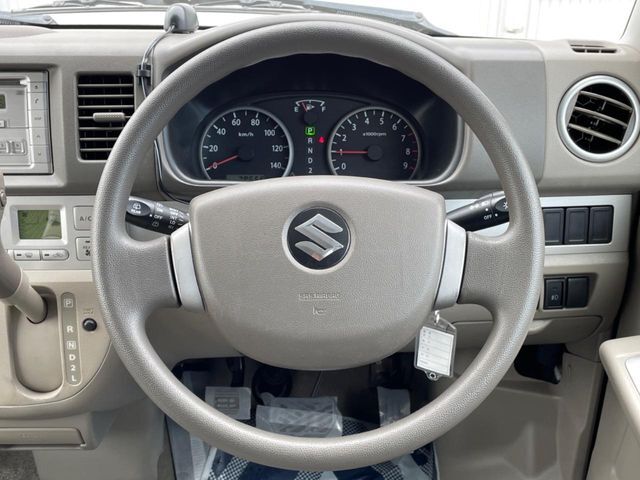 インテリアに合わせたデザインのステアリングは、運転される方のことも考え、運転しやすい形状、大きさです。是非一度、実際に触ってお確かめください。