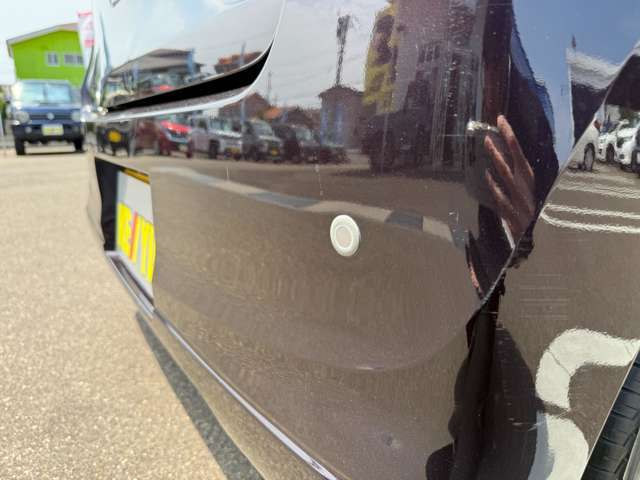 【クリアランスソナー】車体に取り付けられた複数のセンサーにより、車の前後の様子を検知し、障害物が近づくと運転席のメーター画面でのディスプレイ表示やブザーで知らせてくれ安心♪